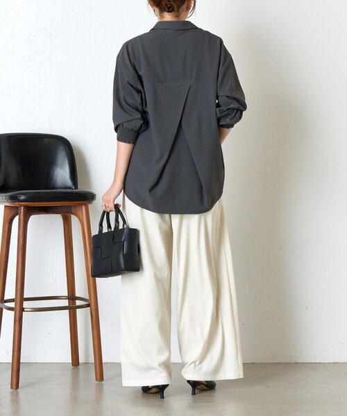 Jena espace merveilleux（ジェナ　エスパスメルヴェイユ）の「トロミバッククロスシャツ（シャツ/ブラウス・レディース・ベージュ/ライトグレー/チャコールグレー・FREE）」の17枚目の写真