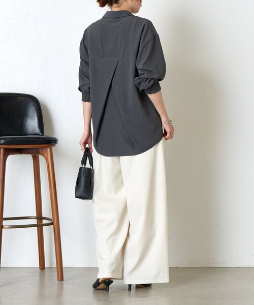 Jena espace merveilleux（ジェナ　エスパスメルヴェイユ）の「トロミバッククロスシャツ（シャツ/ブラウス・レディース・ベージュ/ライトグレー/チャコールグレー・FREE）」の18枚目の写真