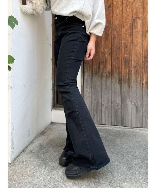 Ungrid(アングリッド)の「ハイウエストストレッチフィットフレアデニム(デニムパンツ・レディース・ブルー/ブラック・24inch/25inch/26inch)」の11枚目の写真