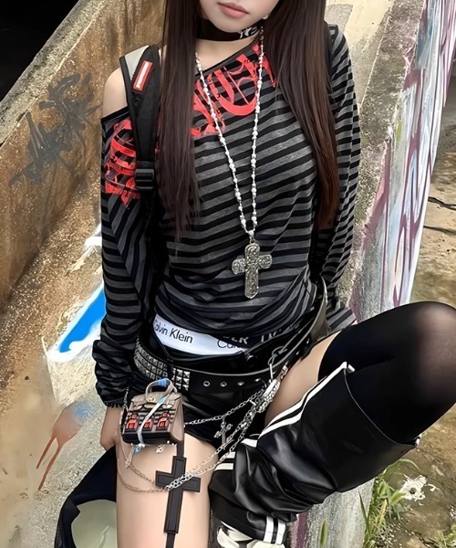 .KOM(ドットコム)の「A'GEM/9 × .kom 『.KOM/ドットケーオーエム』Y2KグランジボーダーオフショルロンTEE(Tシャツ/カットソー・レディース・グレー/ブラック・M)」の17枚目の写真