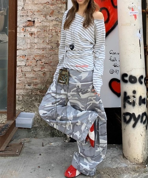 .KOM(ドットコム)の「A'GEM/9 × .kom 『.KOM/ドットケーオーエム』Y2KグランジボーダーオフショルロンTEE(Tシャツ/カットソー・レディース・グレー/ブラック・M)」の8枚目の写真