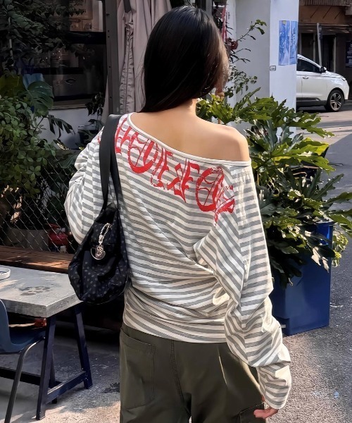 .KOM(ドットコム)の「A'GEM/9 × .kom 『.KOM/ドットケーオーエム』Y2KグランジボーダーオフショルロンTEE(Tシャツ/カットソー・レディース・グレー/ブラック・M)」の4枚目の写真