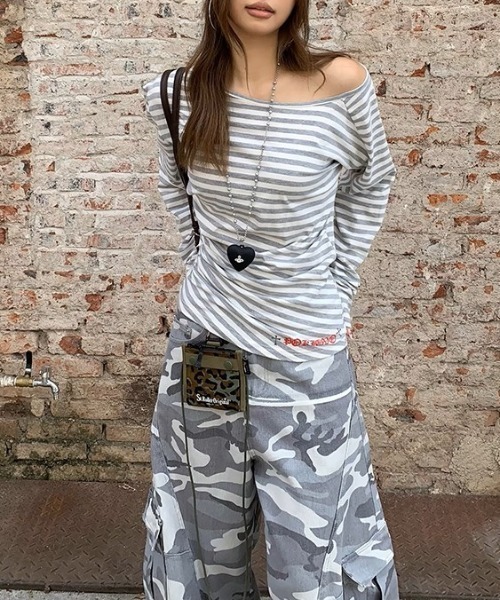 .KOM(ドットコム)の「A'GEM/9 × .kom 『.KOM/ドットケーオーエム』Y2KグランジボーダーオフショルロンTEE(Tシャツ/カットソー・レディース・グレー/ブラック・M)」の6枚目の写真