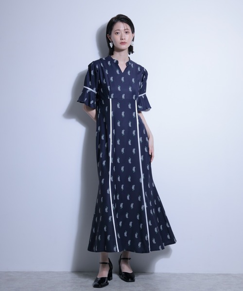 FLANEEK.(フラニーク)の「花柄プリントワンピース(ワンピース・レディース・ホワイト/ネイビー・S/M)」の5枚目の写真