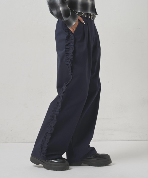 WHO'S WHO gallery（フーズフーギャラリー）の「サイドフリルラインチノパンツ（チノパンツ・レディース・ライトグリーン/ネイビー・マルチサイズ）」の3枚目の写真