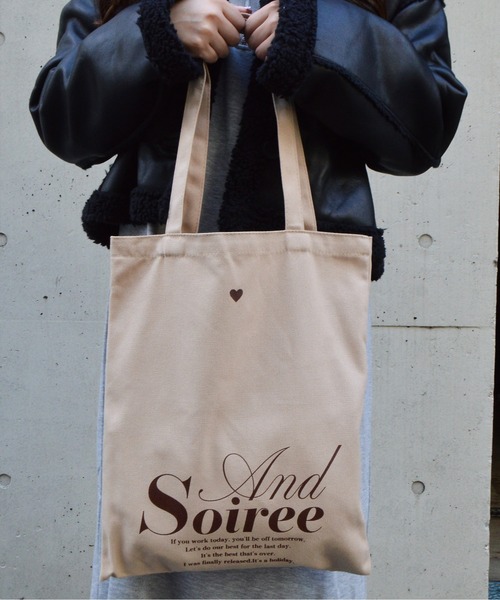 &soiree(アンドソワレ)の「メッセージロゴプリントトート(トートバッグ・レディース・ブラウン/グレー/アイボリー/ネイビー/ベージュ・FREE)」の5枚目の写真