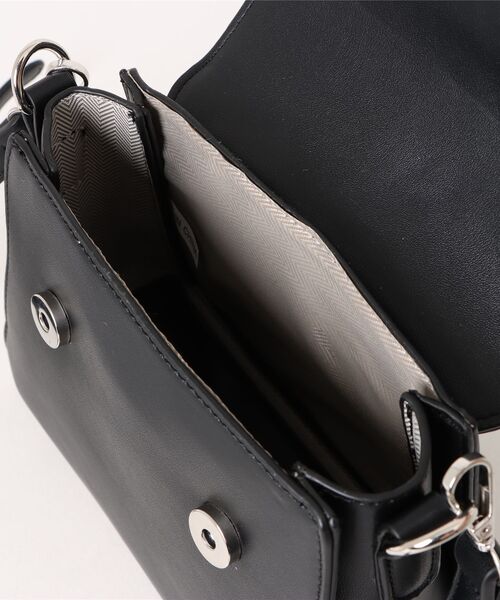 Bou Jeloud(ブージュルード)の「合皮ミニショルダー(ショルダーバッグ・レディース・アイボリー/ブラック・ONESIZE)」の22枚目の写真