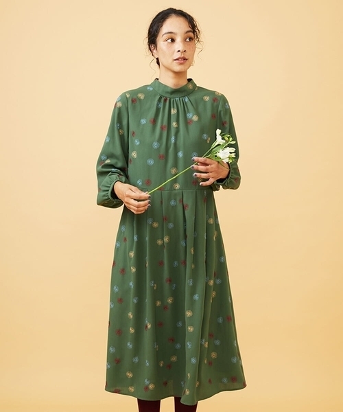 Jocomomola（ホコモモラ）の「Estrella ハイネックフラワー刺繍ワンピース（ワンピース・レディース・オレンジ系その他/グリーン・40/42）」の2枚目の写真