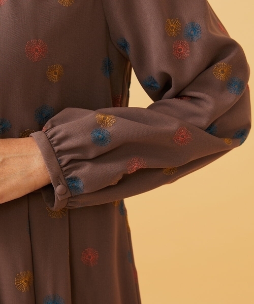 Jocomomola（ホコモモラ）の「Estrella ハイネックフラワー刺繍ワンピース（ワンピース・レディース・オレンジ系その他/グリーン・40/42）」の6枚目の写真