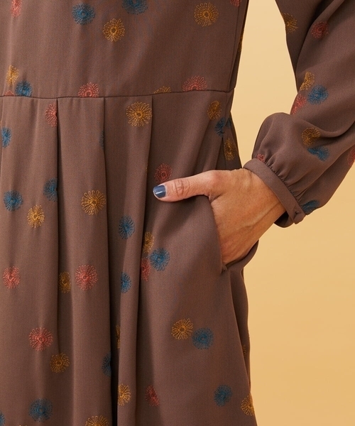 Jocomomola（ホコモモラ）の「Estrella ハイネックフラワー刺繍ワンピース（ワンピース・レディース・オレンジ系その他/グリーン・40/42）」の7枚目の写真