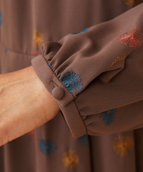 Jocomomola（ホコモモラ）の「Estrella ハイネックフラワー刺繍ワンピース（ワンピース・レディース・オレンジ系その他/グリーン・40/42）」の8枚目の写真