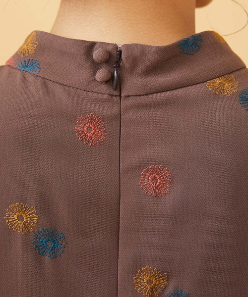 Jocomomola（ホコモモラ）の「Estrella ハイネックフラワー刺繍ワンピース（ワンピース・レディース・オレンジ系その他/グリーン・40/42）」の10枚目の写真