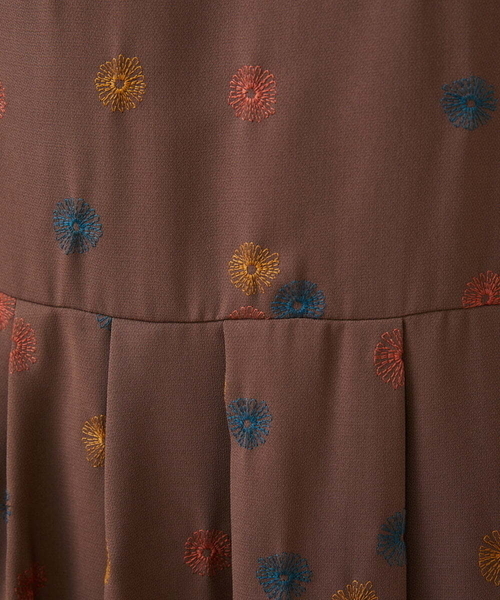 Jocomomola（ホコモモラ）の「Estrella ハイネックフラワー刺繍ワンピース（ワンピース・レディース・オレンジ系その他/グリーン・40/42）」の11枚目の写真