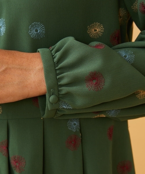 Jocomomola（ホコモモラ）の「Estrella ハイネックフラワー刺繍ワンピース（ワンピース・レディース・オレンジ系その他/グリーン・40/42）」の13枚目の写真