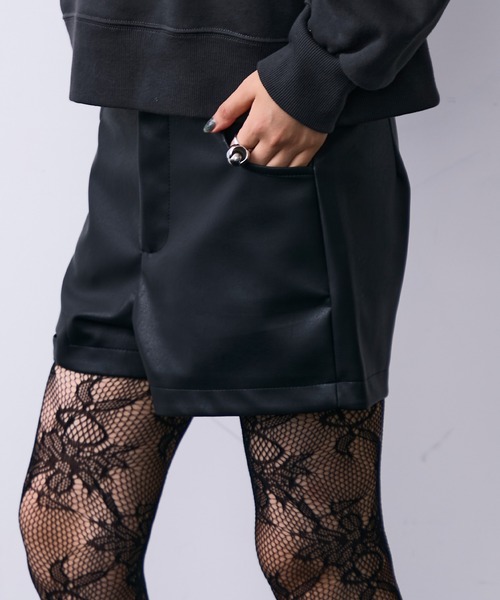 MONOe(モノエ)の「フェイクレザーストラップショートパンツ(その他パンツ・レディース・ブラック/ブラウン・S/M/L)」の13枚目の写真
