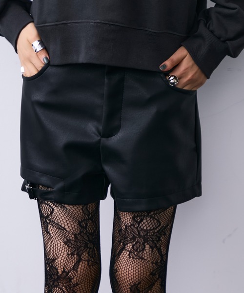 MONOe(モノエ)の「フェイクレザーストラップショートパンツ(その他パンツ・レディース・ブラック/ブラウン・S/M/L)」の22枚目の写真