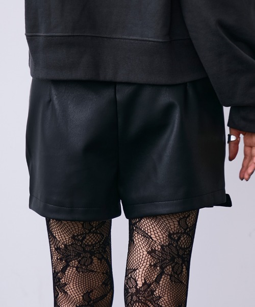 MONOe(モノエ)の「フェイクレザーストラップショートパンツ(その他パンツ・レディース・ブラック/ブラウン・S/M/L)」の15枚目の写真
