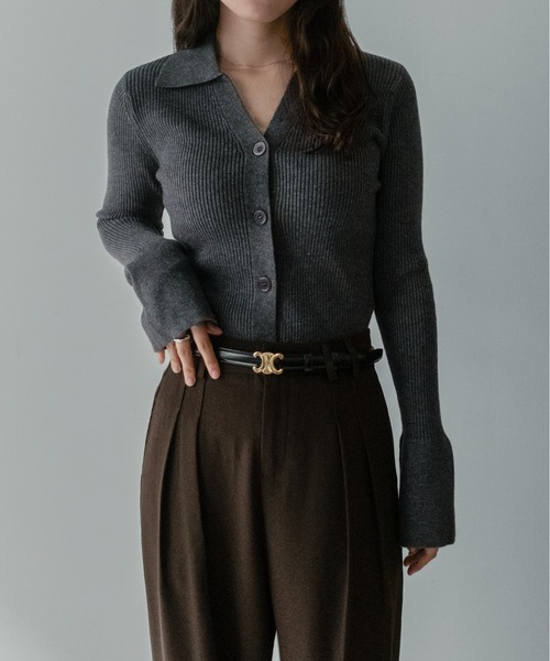 on:nue（オンニュ）の「【on:nue】[新色追加/ 着用動画あり！/選べる7色展開] キーネック フレアスリーブポロニット（ニット/セーター・レディース・グレー/アイボリー/ブラック/ブラウン/グリーン/ベージュ/イエロー・FREE）」の4枚目の写真