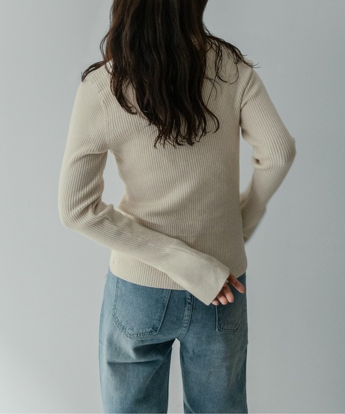 on:nue（オンニュ）の「【on:nue】[新色追加/ 着用動画あり！/選べる7色展開] キーネック フレアスリーブポロニット（ニット/セーター・レディース・グレー/アイボリー/ブラック/ブラウン/グリーン/ベージュ/イエロー・FREE）」の11枚目の写真