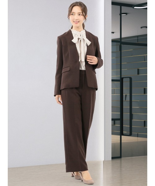 m.f.editorial(エムエフエディトリアル)の「【ストレッチ ウォッシャブル】m.f.エディトリアル レディース ノーカラー ジャケット + セミワイド パンツ ビジネス セットアップ スーツ ウーリッシュこげ茶(スーツセット・レディース・ダークウッド・S/LARGE/X-LARGE/MEDIUM)」の1枚目の写真