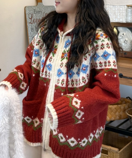 Sibra（シブラ）の「クリスマス お正月コーデに 着脱可能ファーフード ノルディック柄ジップカーデ（カーディガン/ボレロ・レディース・レッド/ホワイト・M）」の9枚目の写真