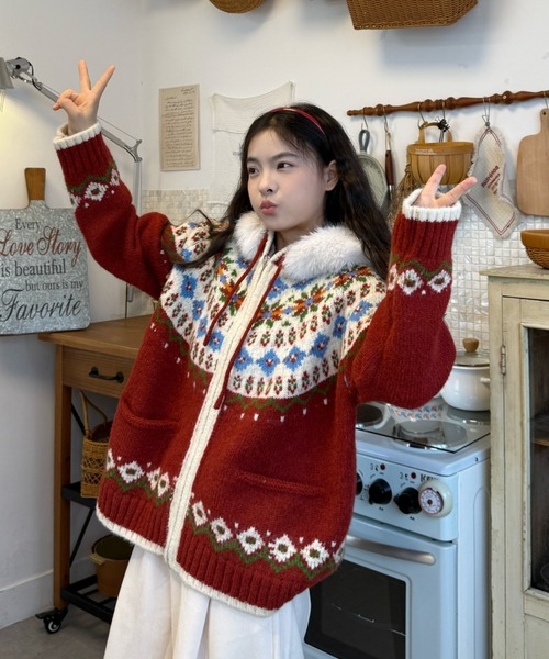 Sibra（シブラ）の「クリスマス お正月コーデに 着脱可能ファーフード ノルディック柄ジップカーデ（カーディガン/ボレロ・レディース・レッド/ホワイト・M）」の14枚目の写真