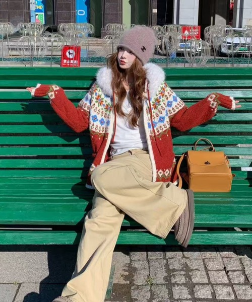 Sibra（シブラ）の「クリスマス お正月コーデに 着脱可能ファーフード ノルディック柄ジップカーデ（カーディガン/ボレロ・レディース・レッド/ホワイト・M）」の4枚目の写真