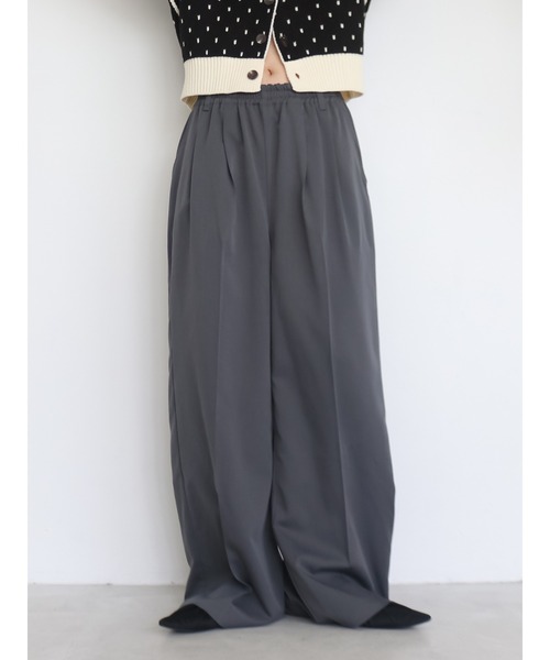 Ungrid（アングリッド）の「タックデザインラフパンツ（その他パンツ・レディース・ベージュ/チャコールグレー・SMALL/MEDIUM）」の2枚目の写真