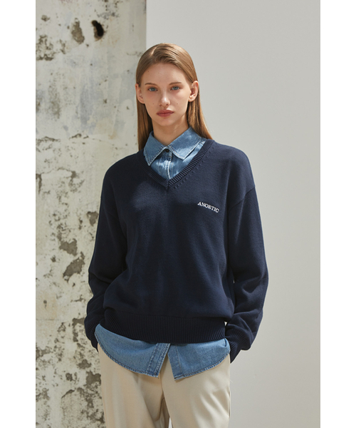 ANOETIC(アノエティック)の「CLASSIC V-NECK KNIT_NAVY(ニット/セーター・レディース・ネイビー・FREE)」の4枚目の写真