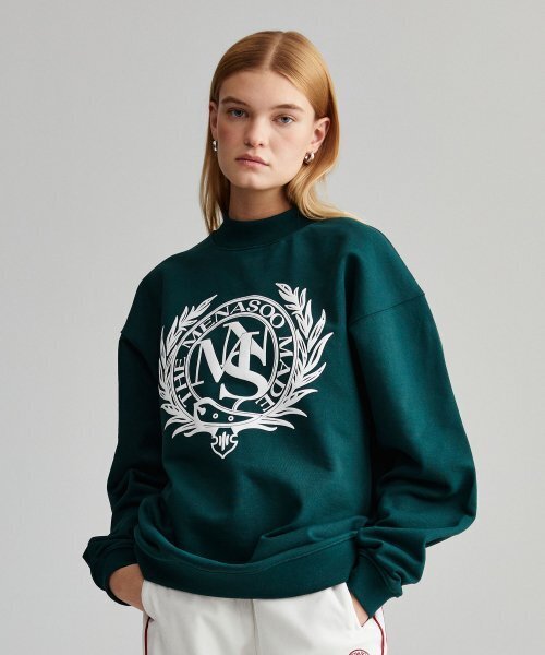 MENASOO(ミナス)の「UNISEX HERITAGE EMBLEM MOCK-NECK SWEATSHIRT GREEN(スウェット・レディース・その他・FREE)」の2枚目の写真