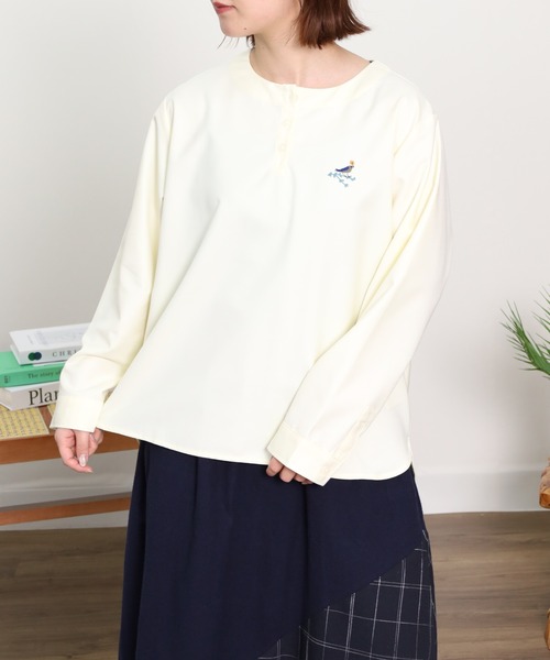 Emago(イマゴ)の「EMAGO トリ刺繍ブラウス(シャツ/ブラウス・レディース・ブラック/アイボリー/マスタード・FREE)」の2枚目の写真