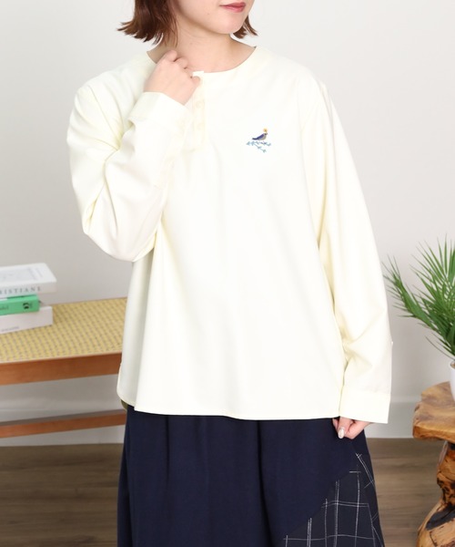 Emago(イマゴ)の「EMAGO トリ刺繍ブラウス(シャツ/ブラウス・レディース・ブラック/アイボリー/マスタード・FREE)」の4枚目の写真