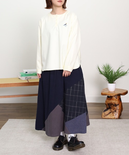 Emago(イマゴ)の「EMAGO トリ刺繍ブラウス(シャツ/ブラウス・レディース・ブラック/アイボリー/マスタード・FREE)」の9枚目の写真