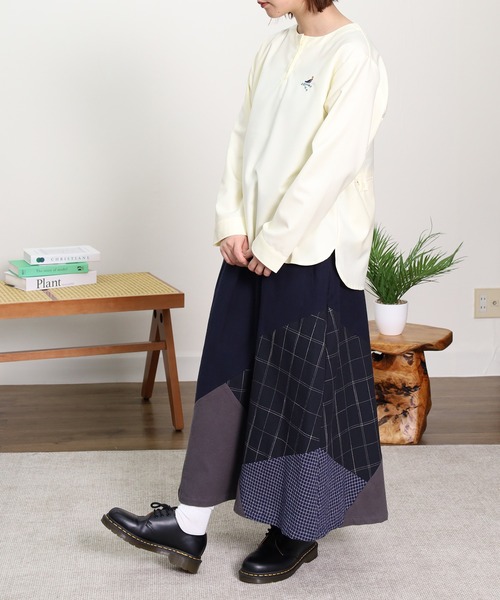 Emago(イマゴ)の「EMAGO トリ刺繍ブラウス(シャツ/ブラウス・レディース・ブラック/アイボリー/マスタード・FREE)」の10枚目の写真