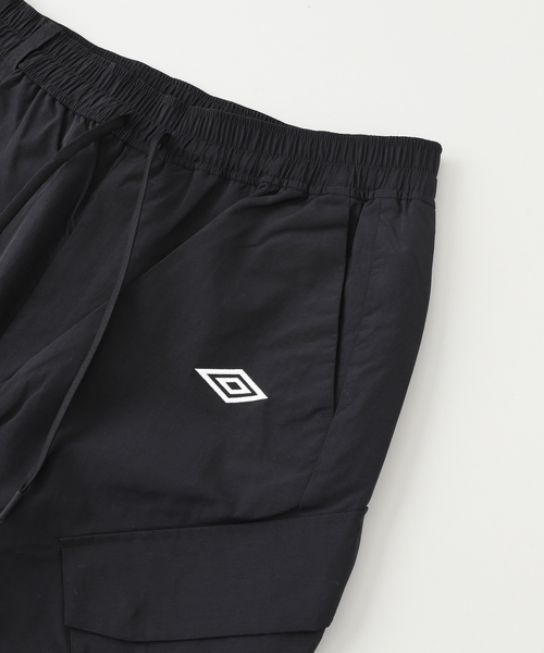 WHITE MOUNTAINEERING（ホワイトマウンテニアリング）の「WM x UMBRO（ホワイトマウンテニアリング＊アンブロ）EASY CARGO PANTS（カーゴパンツ・メンズ・ブラック・3/2）」の3枚目の写真