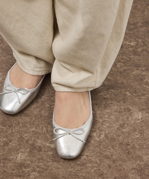 ADAM ET ROPE'(アダムエロペ)の「メタリックバレエシューズ(バレエシューズ・レディース・シルバー/その他1/ブラック・24/23.5/23/24.5)」の4枚目の写真