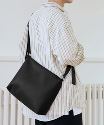 LEATHERY（レザリー）の「[レザリーXオジョンギュ] ミニマルスクエアクロスバッグ（メッセンジャーバッグ）」