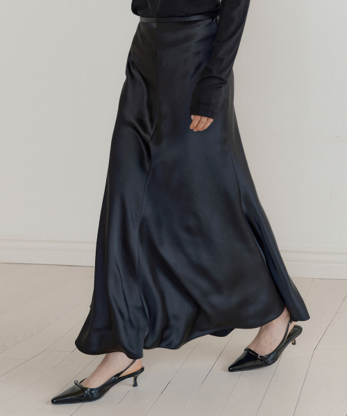 LUCIR ZU(ルシールズ)の「Satin Full Length Flare Skirt (black)(スカート・レディース・その他・S/M)」の1枚目の写真