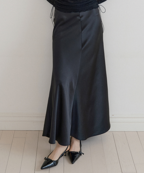 LUCIR ZU(ルシールズ)の「Satin Full Length Flare Skirt (black)(スカート・レディース・その他・S/M)」の2枚目の写真