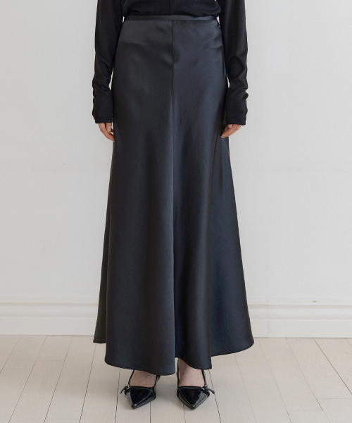 LUCIR ZU(ルシールズ)の「Satin Full Length Flare Skirt (black)(スカート・レディース・その他・S/M)」の3枚目の写真