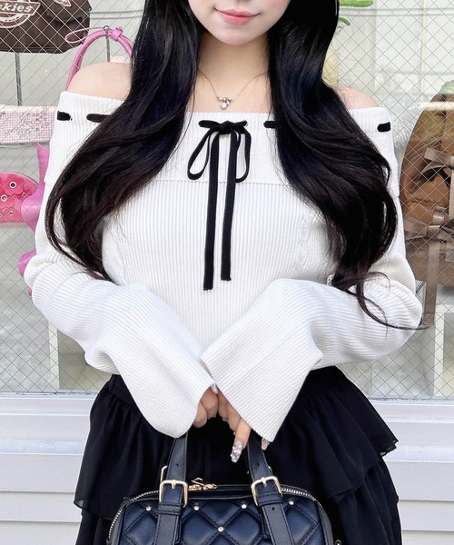 INGNI（イング）の「リボンオフショルフレアスリーブニット（ニット/セーター・レディース・グレー系その他3/ブラック×ホワイト/ホワイト×ブラック・M）」の4枚目の写真