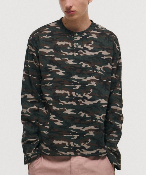 サーマル ヘンリーネック 長袖Tシャツ カモフラ 迷彩 ロンT セール】HENLEY CAMO WAFFLE LONG-SLEEVE TEE / カモ総柄ヘンリー