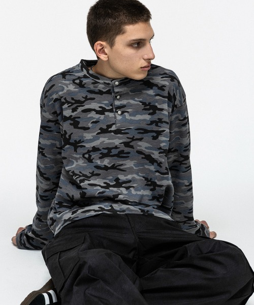 ILL'S（イルズ）の「HENLEY CAMO WAFFLE LONG-SLEEVE TEE / カモ総柄ヘンリーネックサーマルロンT ワッフル ミリタリー メンズ レディース ユニセックス（Tシャツ/カットソー・メンズ・カーキ/チャコールグレー/ベージュ・M/L）」の4枚目の写真