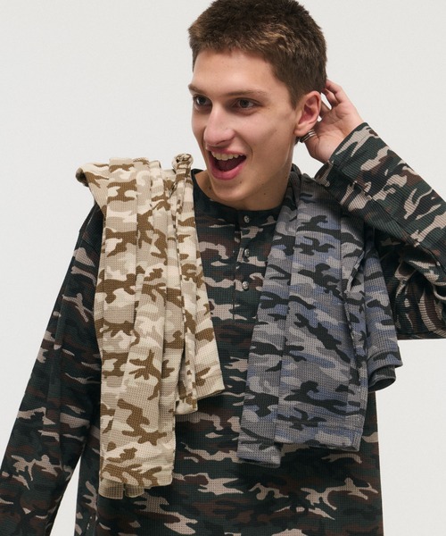 ILL'S（イルズ）の「HENLEY CAMO WAFFLE LONG-SLEEVE TEE / カモ総柄ヘンリーネックサーマルロンT ワッフル ミリタリー メンズ レディース ユニセックス（Tシャツ/カットソー・メンズ・カーキ/チャコールグレー/ベージュ・M/L）」の14枚目の写真