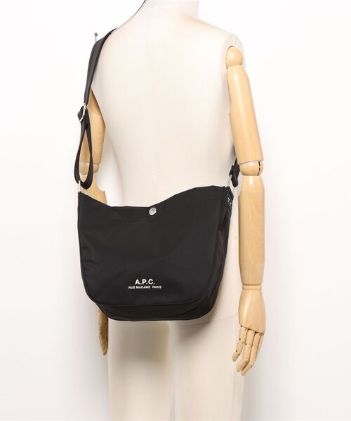 A.P.C.（アーペーセー）の「BESACE JOURNAL SMALL（ショルダーバッグ・メンズ・ブラック・ONESIZE）」の5枚目の写真