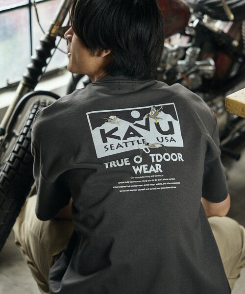 FREAK'S STORE(フリークスストア)の「限定展開 KAVU×FREAK'S STORE カブー 別注 ビッグシルエット ロゴバックプリント Tシャツ(Tシャツ/カットソー・メンズ・ホワイト/スミクロ/アッシュグレー/グレイッシュベージュ・SMALL/LARGE/MEDIUM)」の3枚目の写真