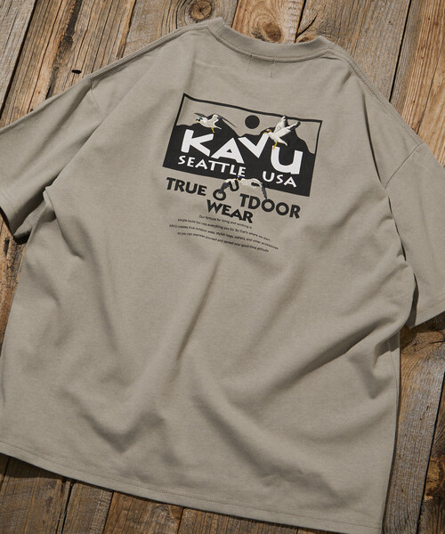 FREAK'S STORE(フリークスストア)の「限定展開 KAVU×FREAK'S STORE カブー 別注 ビッグシルエット ロゴバックプリント Tシャツ(Tシャツ/カットソー・メンズ・ホワイト/スミクロ/アッシュグレー/グレイッシュベージュ・SMALL/LARGE/MEDIUM)」の1枚目の写真