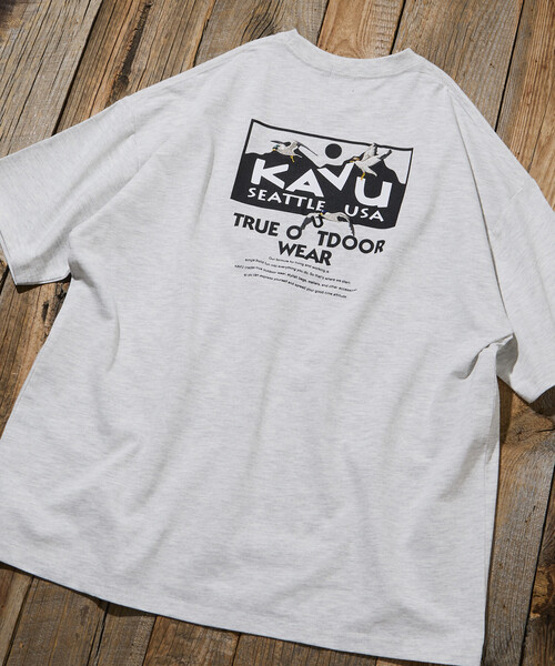 FREAK'S STORE(フリークスストア)の「限定展開 KAVU×FREAK'S STORE カブー 別注 ビッグシルエット ロゴバックプリント Tシャツ(Tシャツ/カットソー・メンズ・ホワイト/スミクロ/アッシュグレー/グレイッシュベージュ・SMALL/LARGE/MEDIUM)」の4枚目の写真