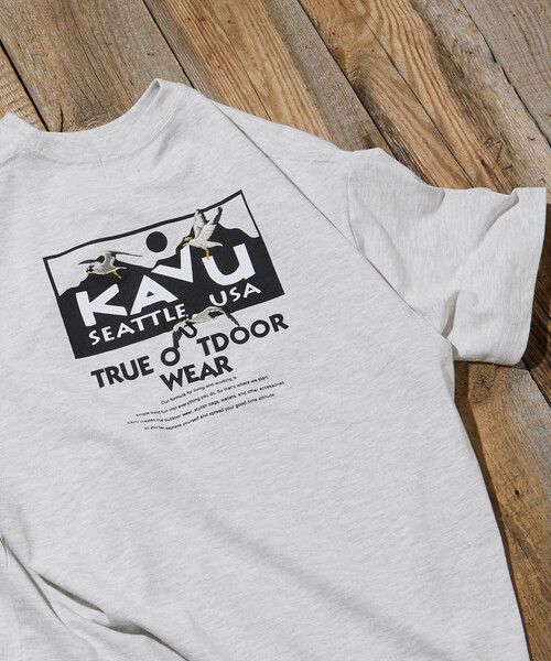 FREAK'S STORE(フリークスストア)の「限定展開 KAVU×FREAK'S STORE カブー 別注 ビッグシルエット ロゴバックプリント Tシャツ(Tシャツ/カットソー・メンズ・ホワイト/スミクロ/アッシュグレー/グレイッシュベージュ・SMALL/LARGE/MEDIUM)」の17枚目の写真