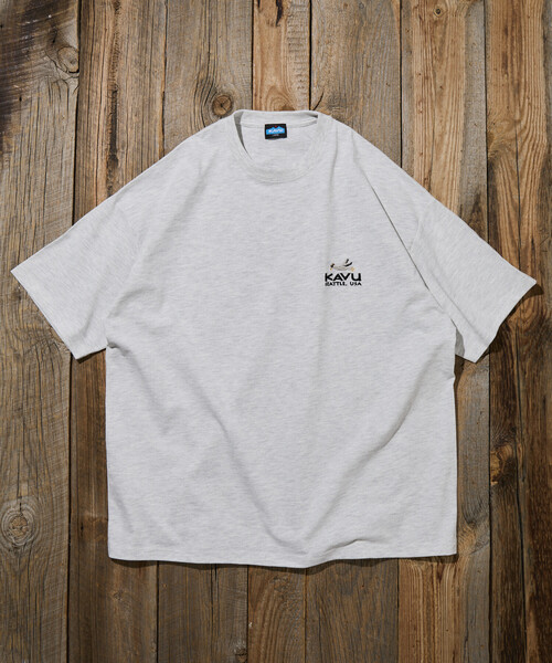 FREAK'S STORE(フリークスストア)の「限定展開 KAVU×FREAK'S STORE カブー 別注 ビッグシルエット ロゴバックプリント Tシャツ(Tシャツ/カットソー・メンズ・ホワイト/スミクロ/アッシュグレー/グレイッシュベージュ・SMALL/LARGE/MEDIUM)」の18枚目の写真